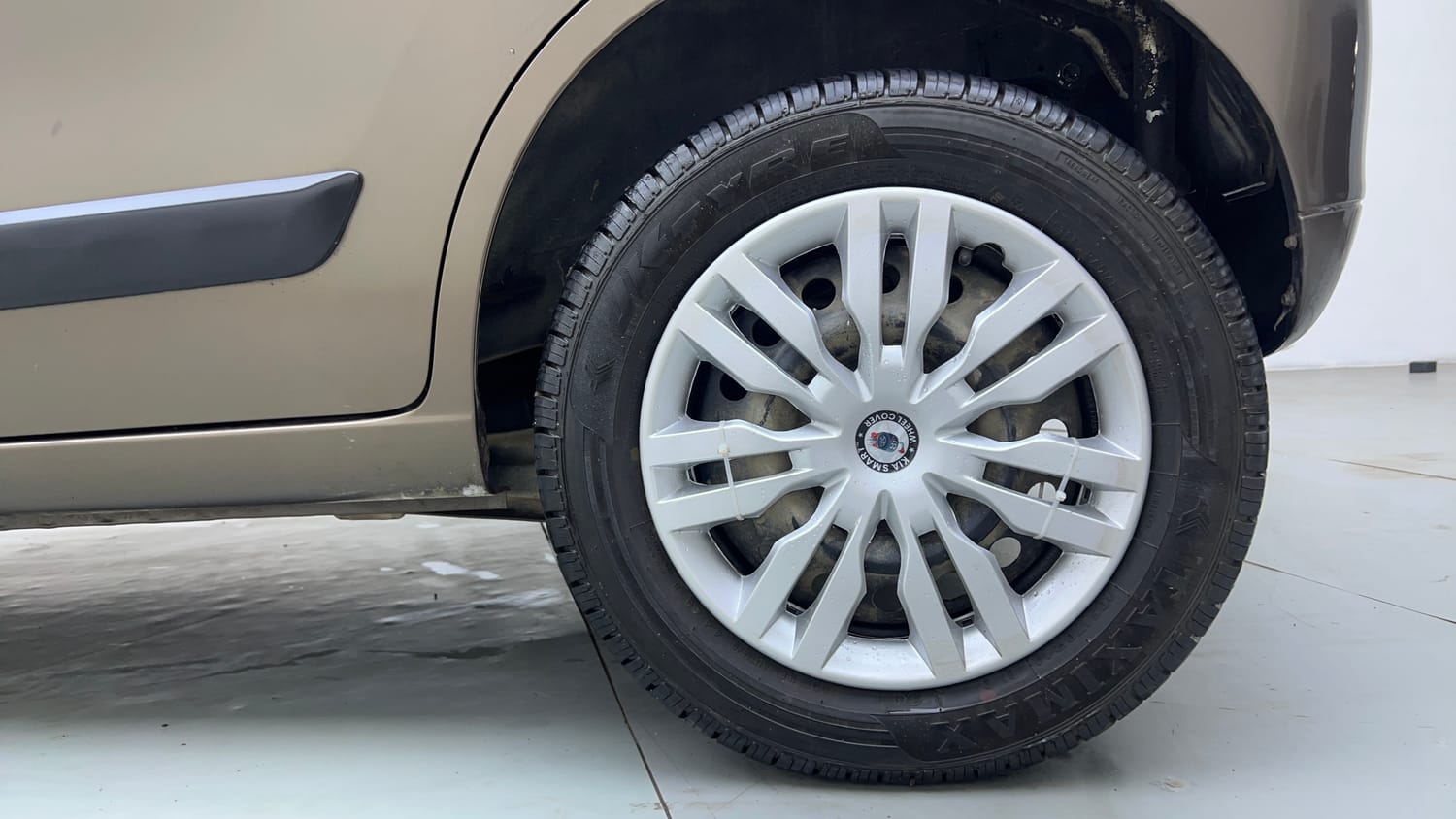 Used 2013 Maruti Suzuki Wagon R VXI Petrol Manual tyres LEFT REAR TYRE RIM VIEW