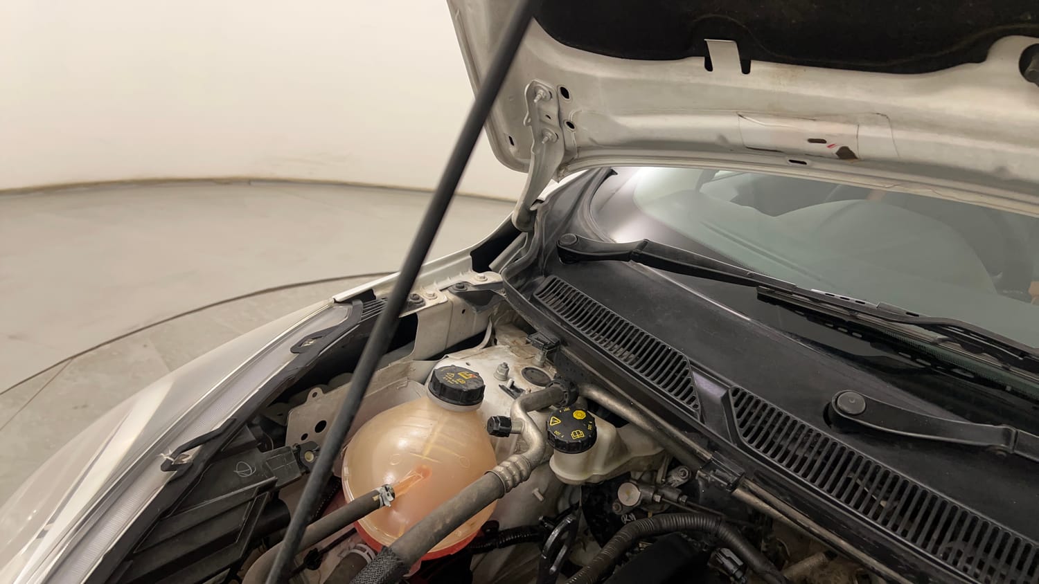 Used 2019 Ford Figo Titanium 1.2 Ti-VCT MT Petrol Manual engine ENGINE RIGHT SIDE HINGE & APRON VIEW