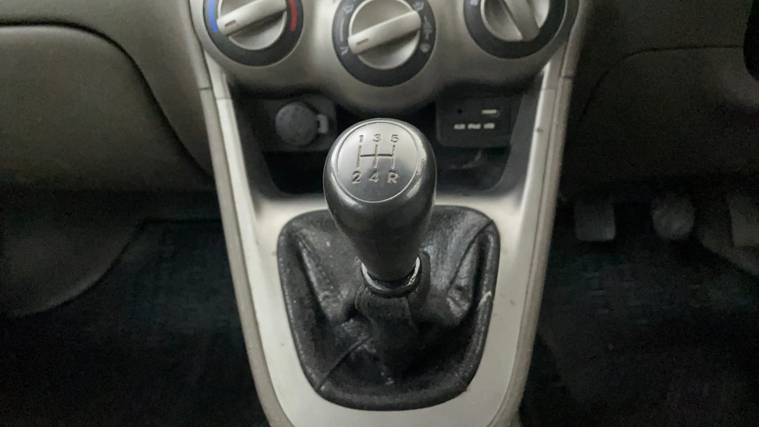 Used 2016 Hyundai i10 Sportz 1.1 iRDE2 Petrol Manual interior GEAR  KNOB VIEW