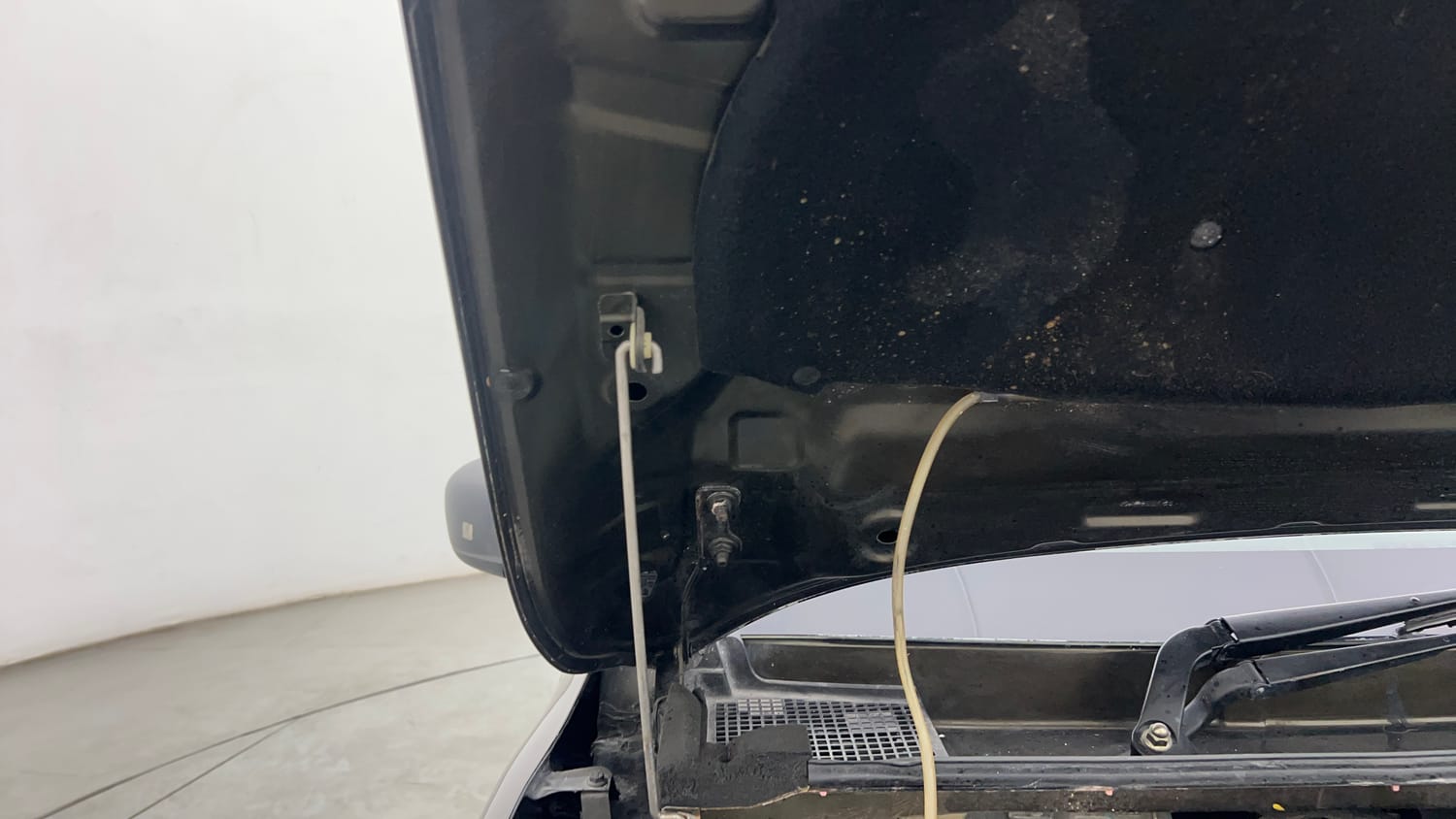 Used 2019 Renault Kwid RXT (O) 1.0 SCE Edition Petrol Manual engine ENGINE RIGHT SIDE HINGE & APRON VIEW