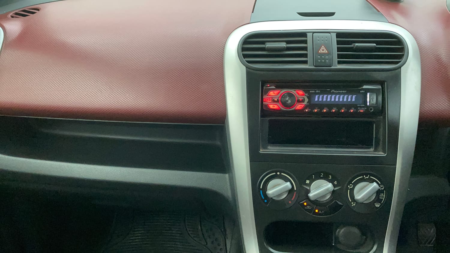 Used 2013 Maruti Suzuki Ritz Vxi BS-IV Petrol Manual interior MUSIC SYSTEM & AC CONTROL VIEW