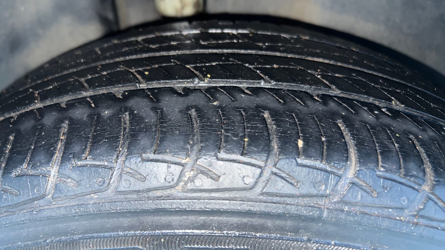 Used 2016 Volkswagen Vento Highline Petrol AT Petrol Automatic tyres RIGHT REAR TYRE TREAD VIEW