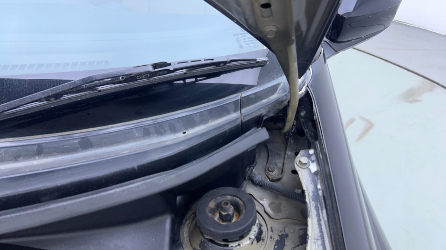 Used 2014 Honda Brio S MT Petrol Manual engine ENGINE LEFT SIDE HINGE & APRON VIEW