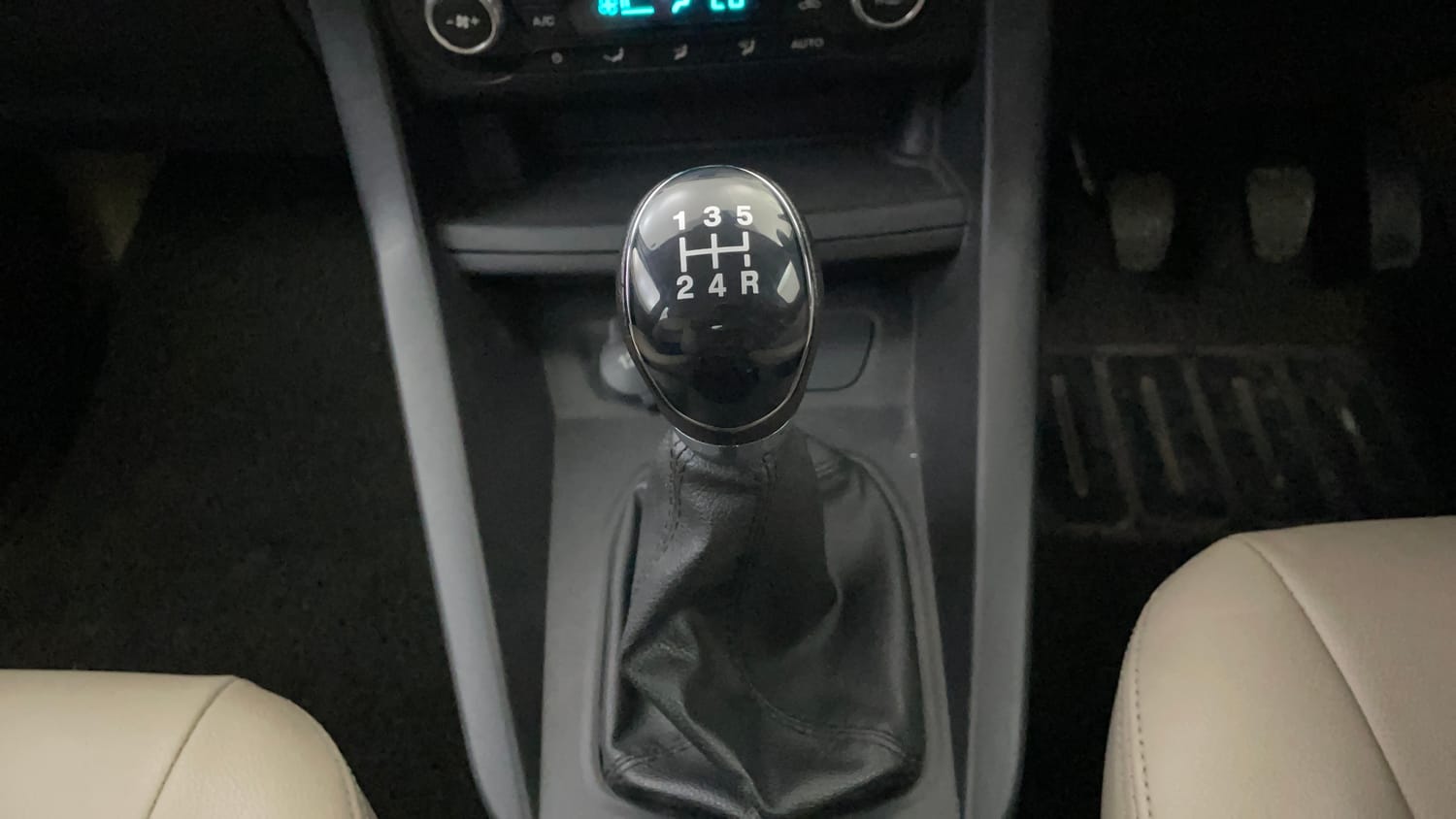 Used 2016 Ford Figo Titanium 1.2 Ti-VCT Petrol Manual interior GEAR  KNOB VIEW