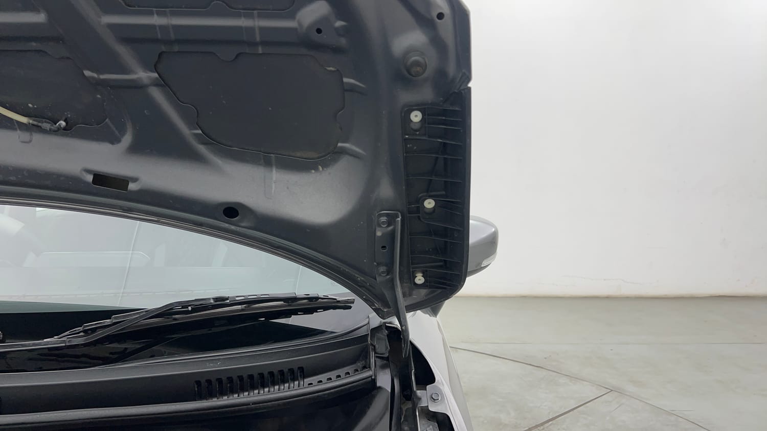 Used 2023 Maruti Suzuki Ignis Zeta 1.2 MT Petrol Manual engine ENGINE LEFT SIDE HINGE & APRON VIEW