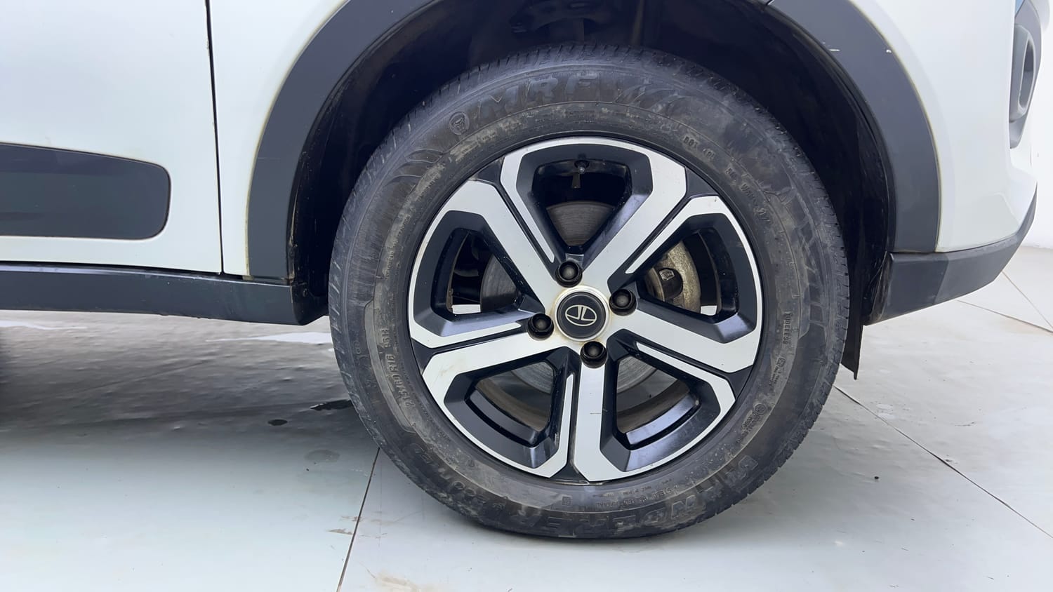 Used 2021 Tata Nexon EV XZ Plus Electric Automatic tyres RIGHT FRONT TYRE RIM VIEW