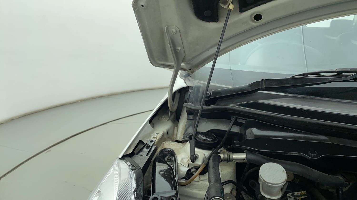 Used 2014 Maruti Suzuki Swift VXi Petrol Manual engine ENGINE RIGHT SIDE HINGE & APRON VIEW