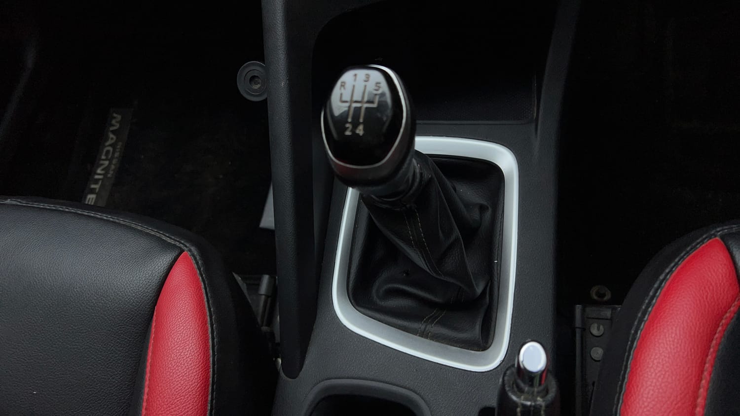 Used 2021 Nissan Magnite XV Premium Petrol + CNG(Outside Fitted) Cng Manual interior GEAR  KNOB VIEW