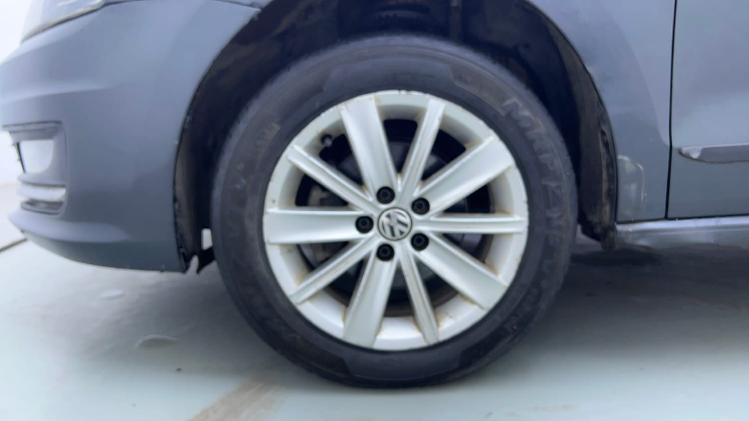 Used 2016 Volkswagen Vento Highline Petrol AT Petrol Automatic tyres LEFT FRONT TYRE RIM VIEW