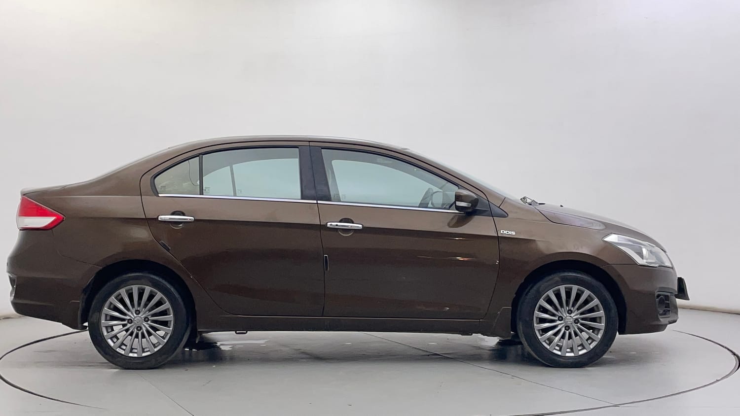 Used 2017 Maruti Suzuki Ciaz Alpha 1.3 Hybrid Diesel Manual exterior RIGHT SIDE VIEW