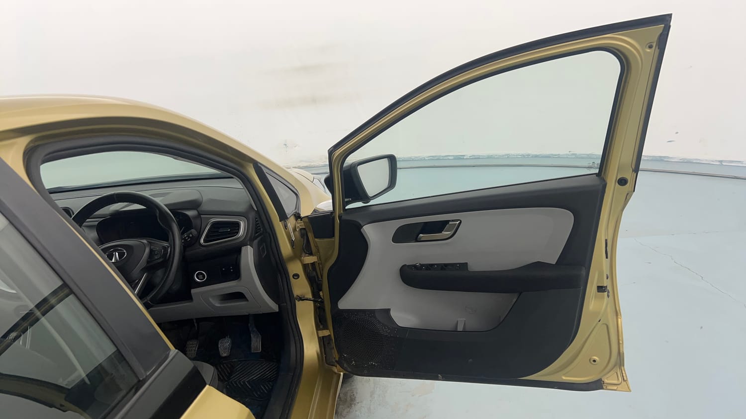 Used 2020 Tata Altroz XZ (O) Petrol Petrol Manual interior RIGHT FRONT DOOR OPEN VIEW