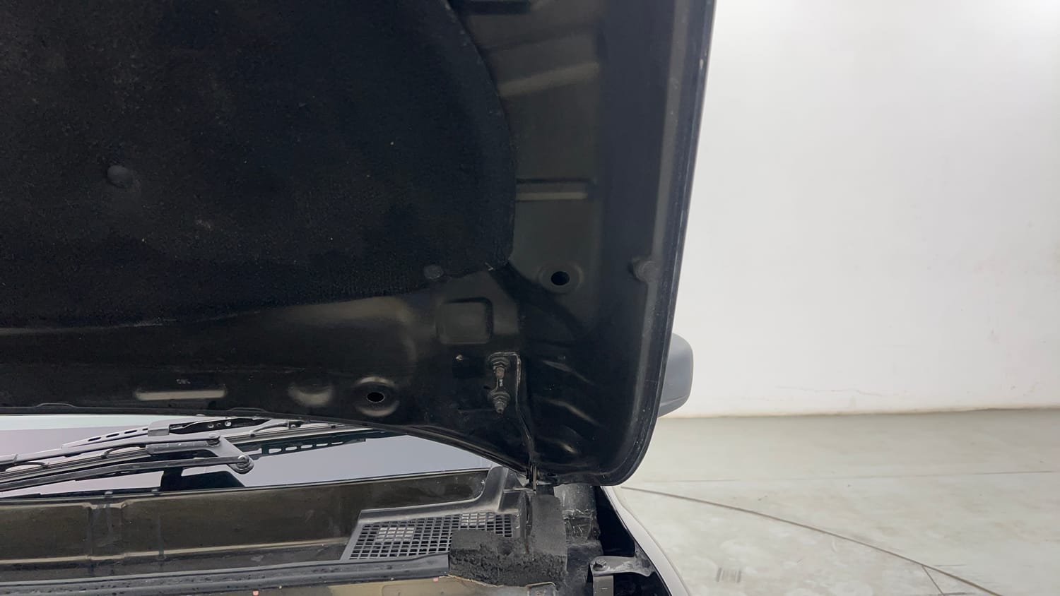 Used 2019 Renault Kwid RXT (O) 1.0 SCE Edition Petrol Manual engine ENGINE LEFT SIDE HINGE & APRON VIEW