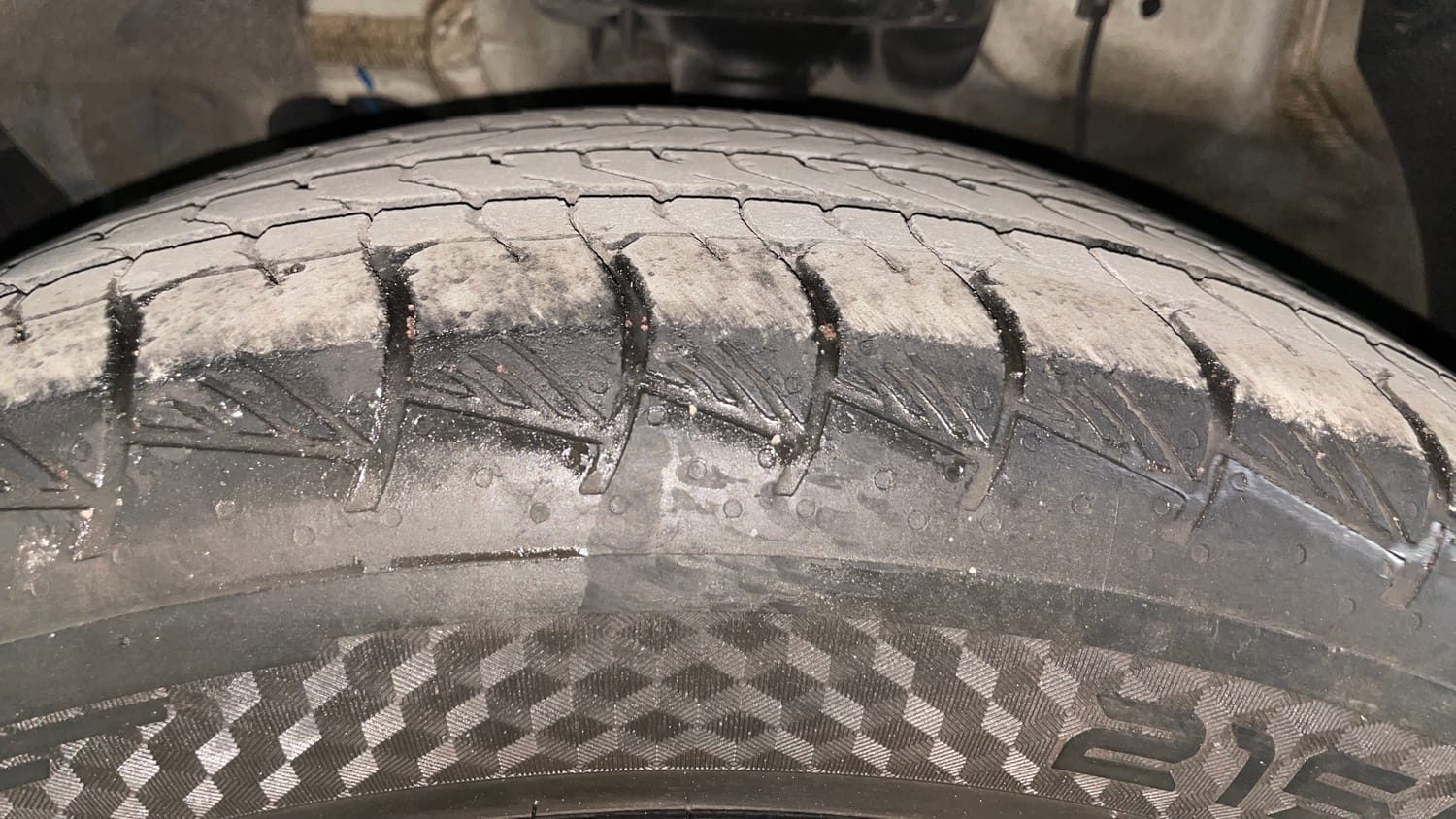 Used 2021 Hyundai Alcazar Platinum (O) 6 STR 2.0 Petrol AT Petrol Automatic tyres LEFT FRONT TYRE TREAD VIEW
