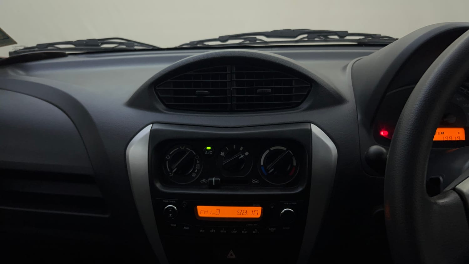 Used 2016 Maruti Suzuki Alto 800 VXi Petrol Manual top_features Integrated (in-dash) music system