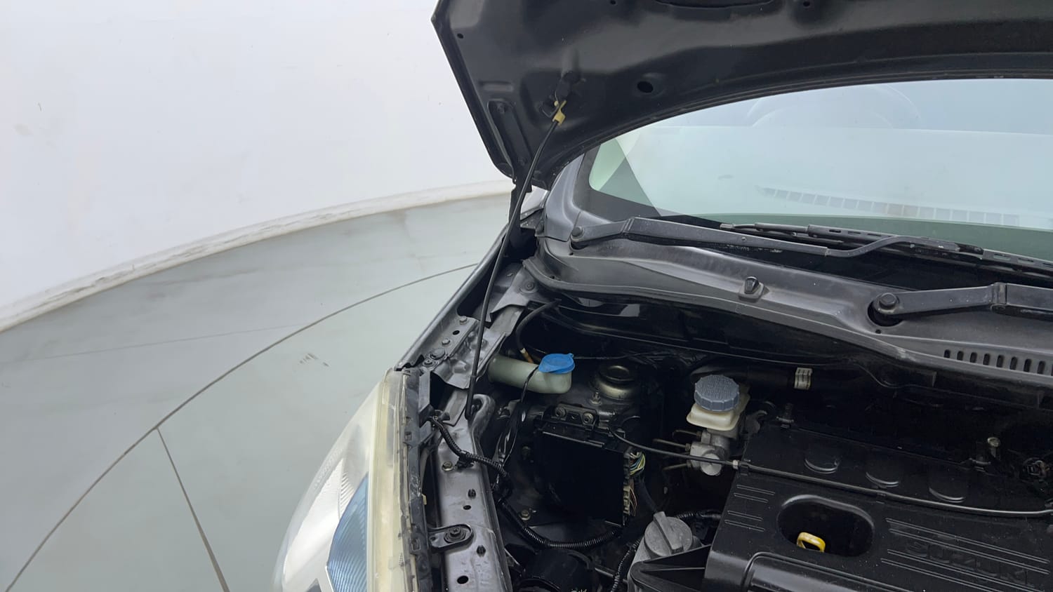 Used 2015 Maruti Suzuki Wagon R LXI CNG Cng Manual engine ENGINE RIGHT SIDE HINGE & APRON VIEW