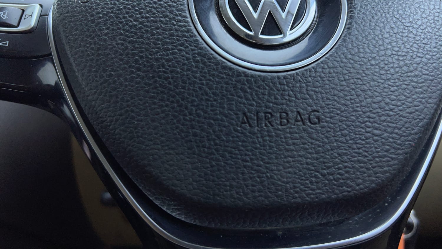 Used 2016 Volkswagen Vento Highline Petrol AT Petrol Automatic top_features Airbags