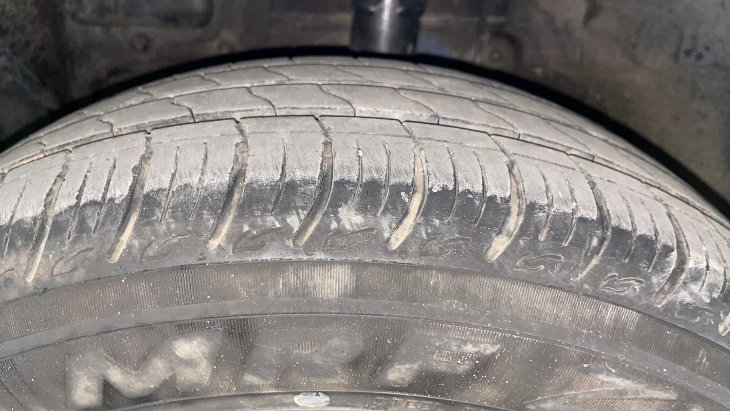 Used 2016 Ford Figo Titanium 1.2 Ti-VCT Petrol Manual tyres LEFT FRONT TYRE TREAD VIEW