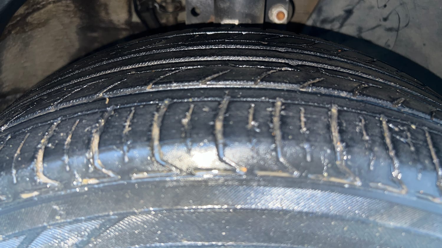 Used 2016 Volkswagen Vento Highline Petrol AT Petrol Automatic tyres RIGHT FRONT TYRE TREAD VIEW