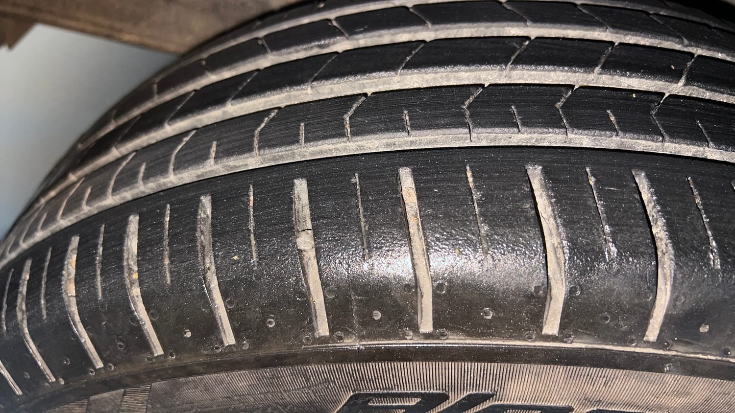 Used 2021 Nissan Magnite XV Premium Petrol + CNG(Outside Fitted) Cng Manual tyres RIGHT REAR TYRE TREAD VIEW