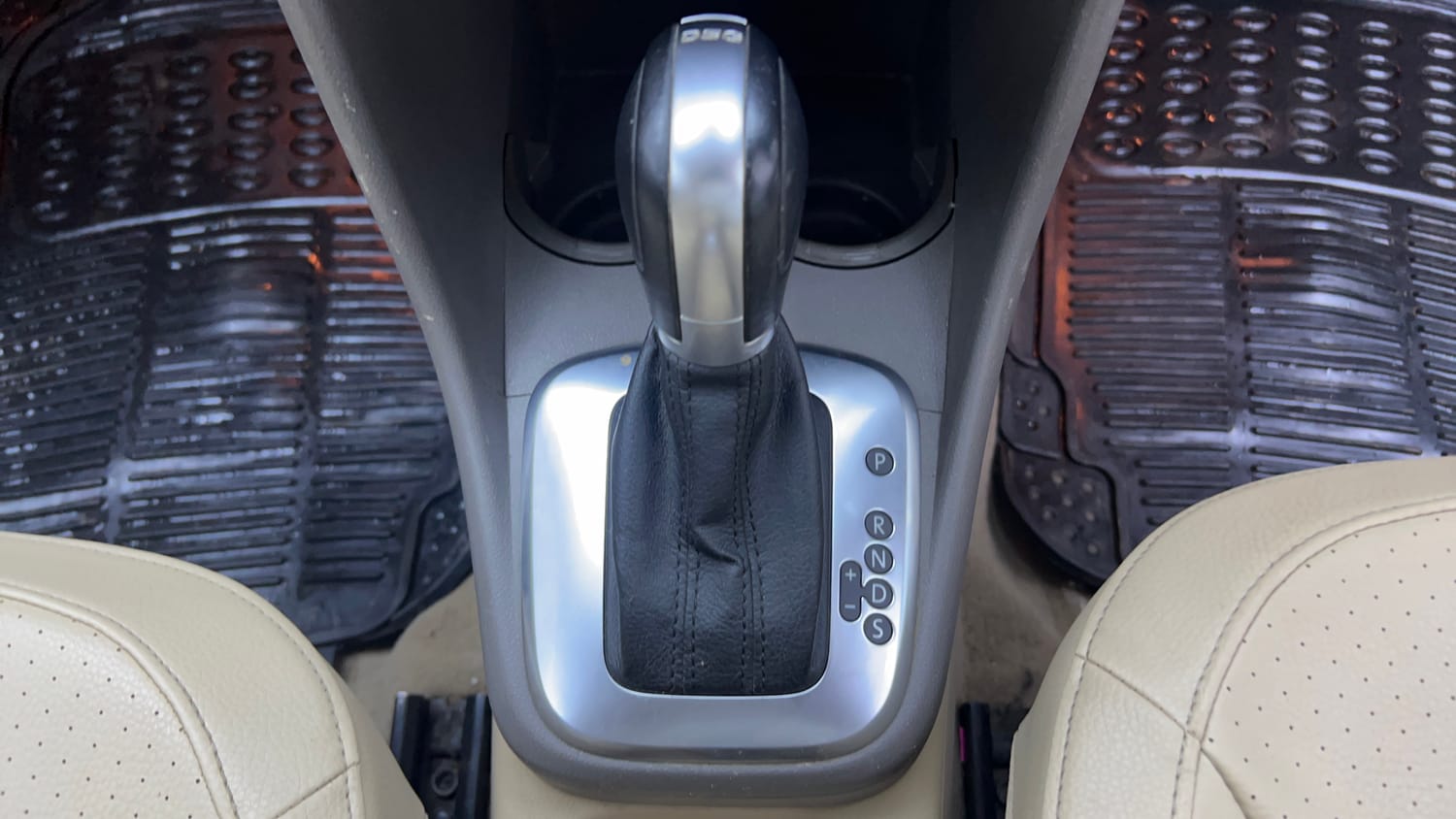 Used 2016 Volkswagen Vento Highline Petrol AT Petrol Automatic interior GEAR  KNOB VIEW