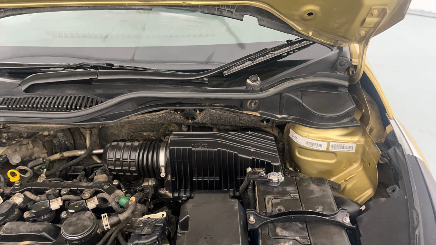 Used 2020 Tata Altroz XZ (O) Petrol Petrol Manual engine ENGINE LEFT SIDE HINGE & APRON VIEW