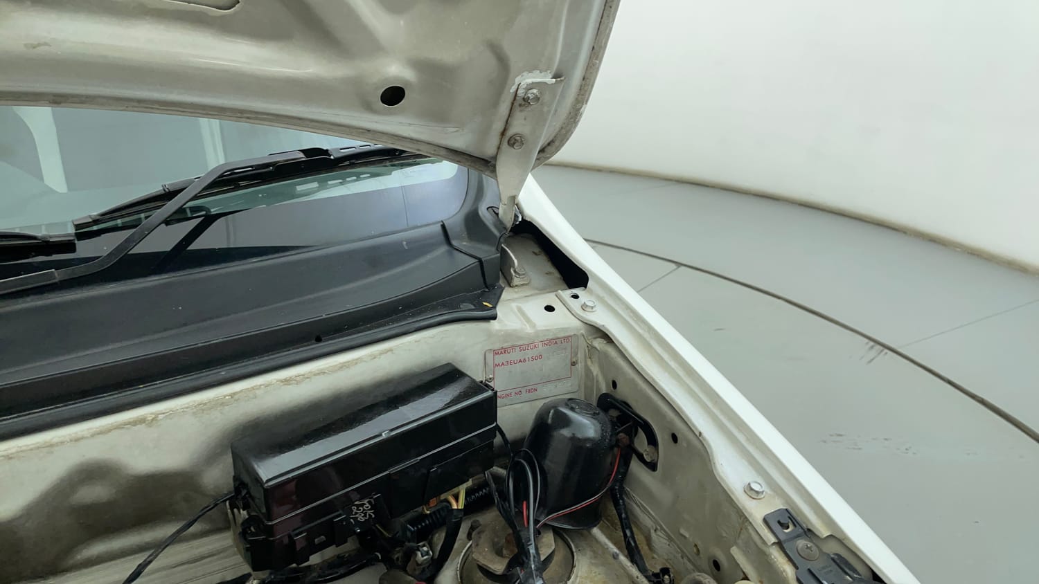 Used 2017 Maruti Suzuki Alto 800 LXi Petrol Manual engine ENGINE LEFT SIDE HINGE & APRON VIEW