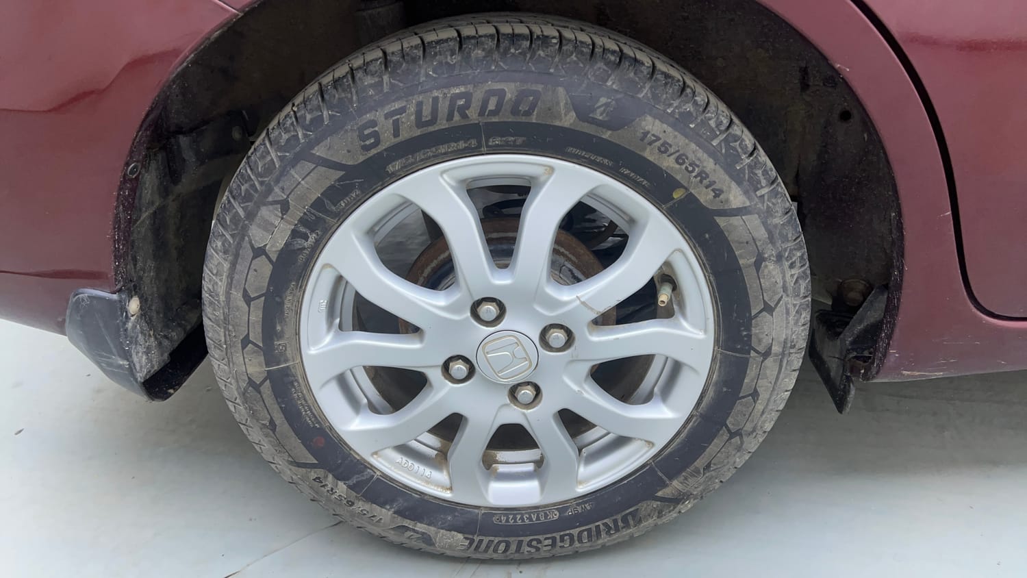 Used 2015 Honda Amaze 1.2 VX  (O)  i-VTEC Petrol Manual tyres RIGHT REAR TYRE RIM VIEW