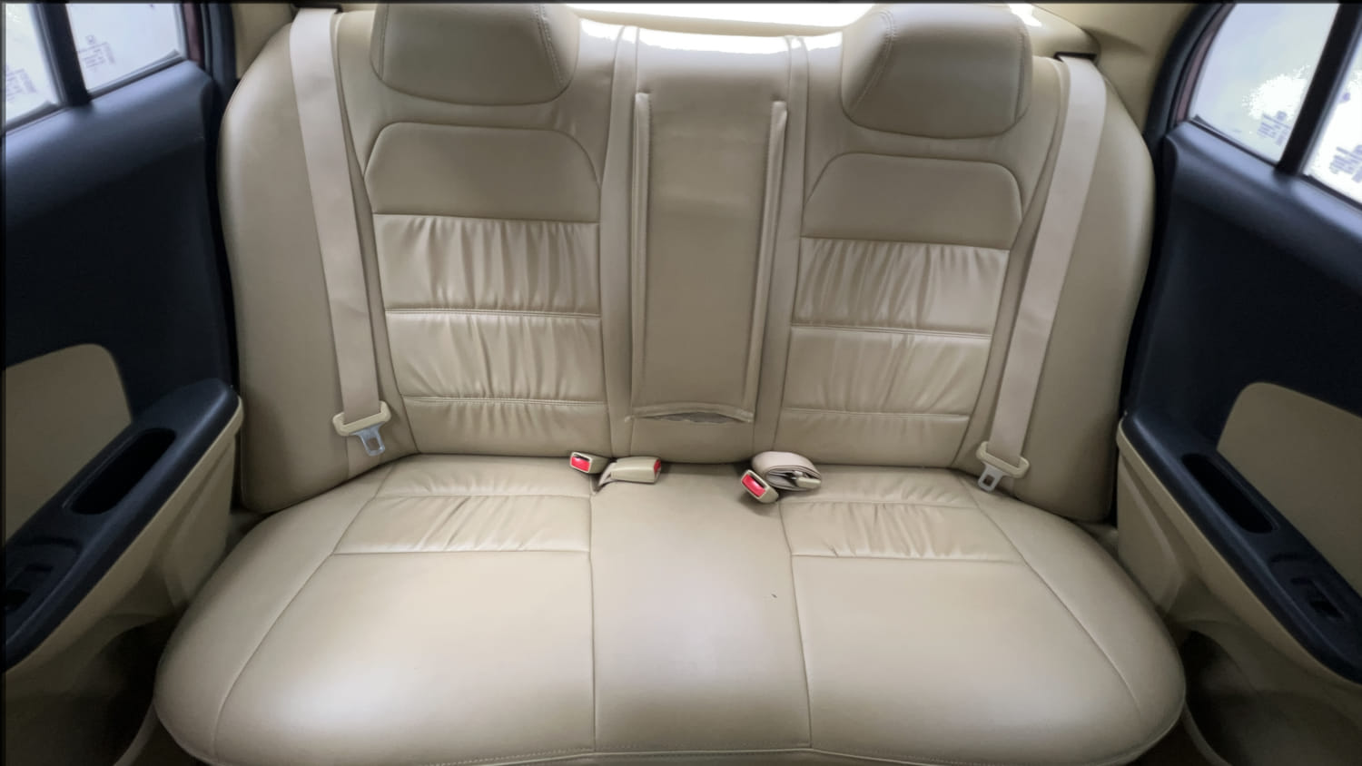Used 2015 Honda Amaze 1.2 VX  (O)  i-VTEC Petrol Manual interior REAR SEAT CONDITION VIEW