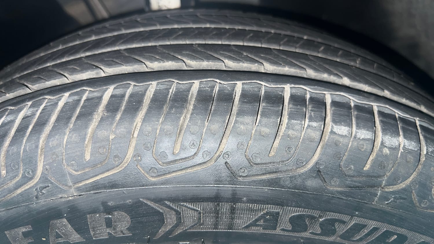 Used 2023 Skoda Slavia Style 1.0L TSI MT Petrol Manual tyres RIGHT FRONT TYRE TREAD VIEW