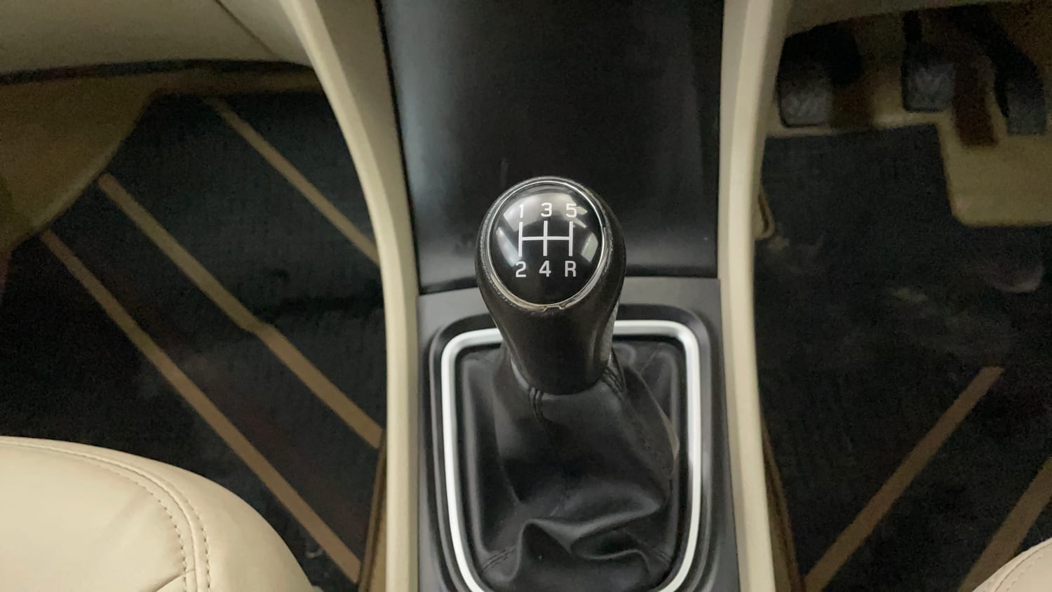 Used 2022 Maruti Suzuki Ciaz Zeta 1.5 Petrol Manual interior GEAR  KNOB VIEW
