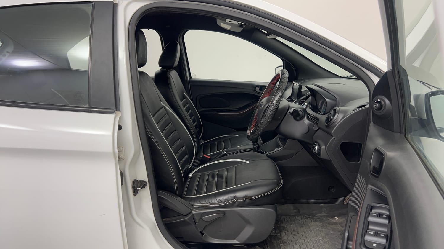 Used 2020 Ford Freestyle Titanium Plus 1.2 Ti-VCT Petrol Manual interior RIGHT SIDE FRONT DOOR CABIN VIEW