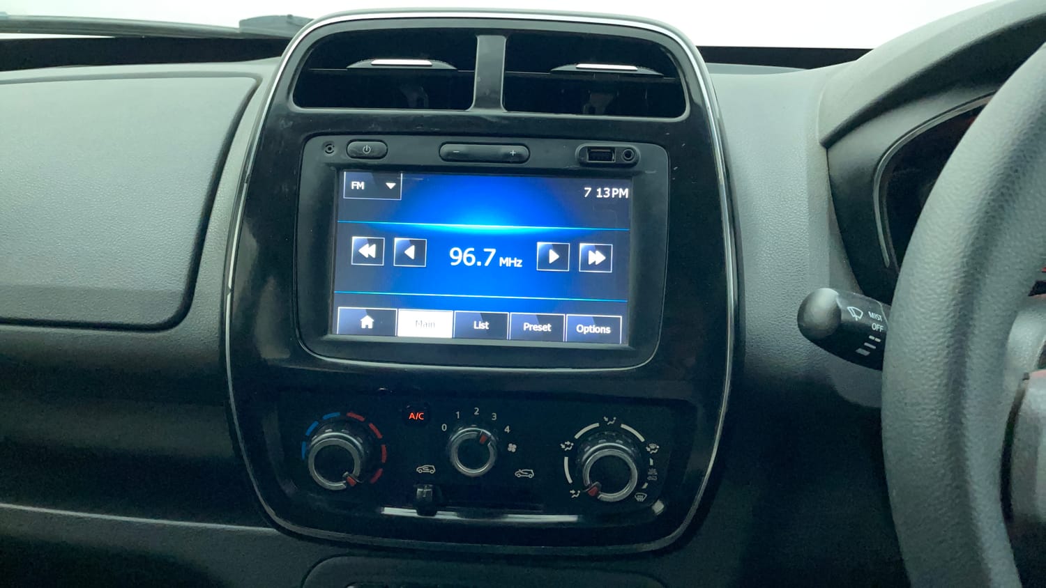 Used 2016 Renault Kwid RXT Petrol Manual interior MUSIC SYSTEM & AC CONTROL VIEW