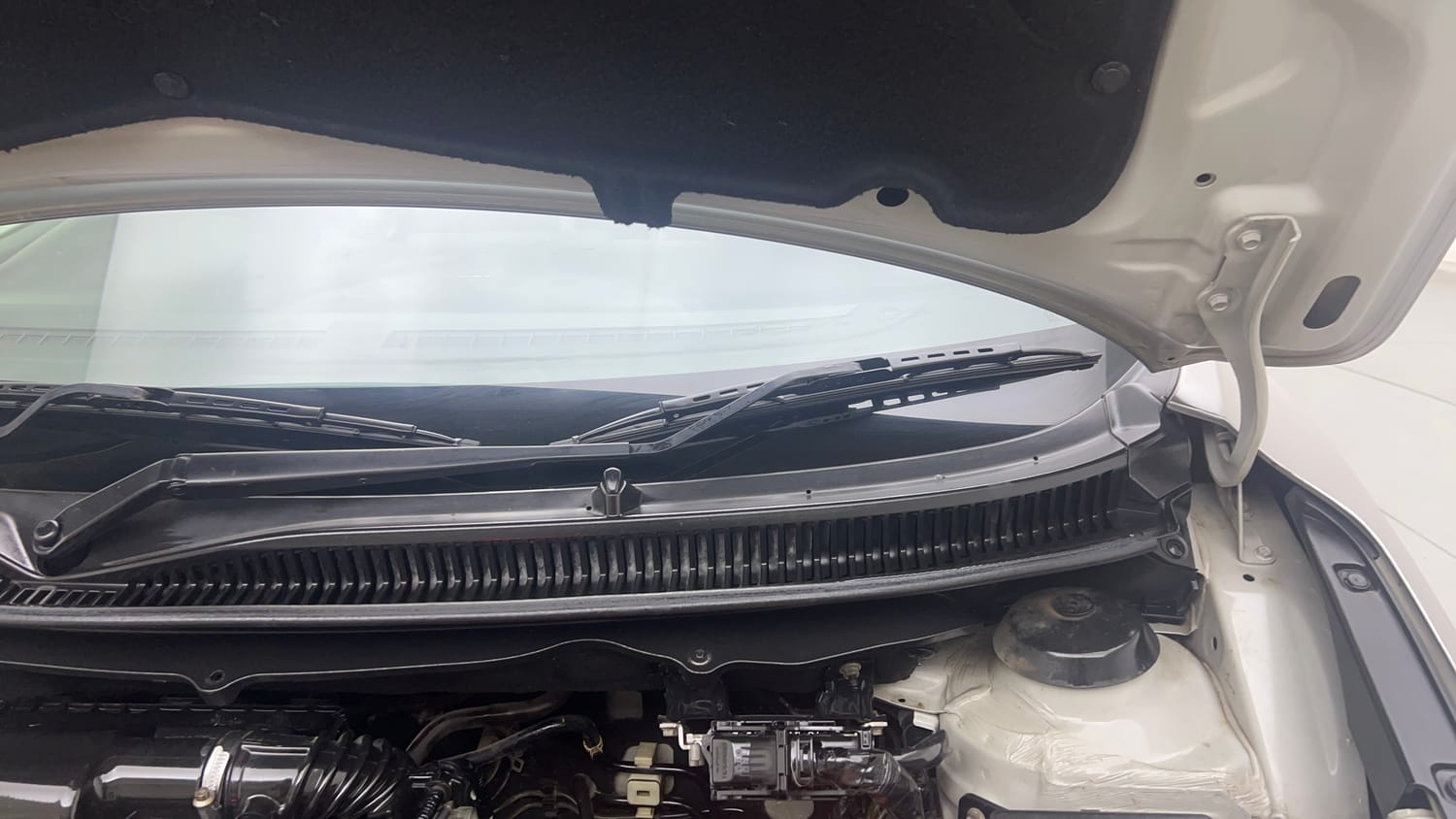 Used 2018 Maruti Suzuki Baleno Zeta 1.2 Petrol Manual engine ENGINE LEFT SIDE HINGE & APRON VIEW