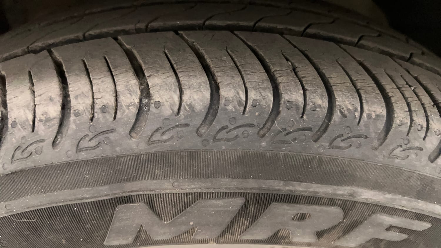 Used 2019 Ford Figo Titanium 1.2 Ti-VCT MT Petrol Manual tyres LEFT FRONT TYRE TREAD VIEW