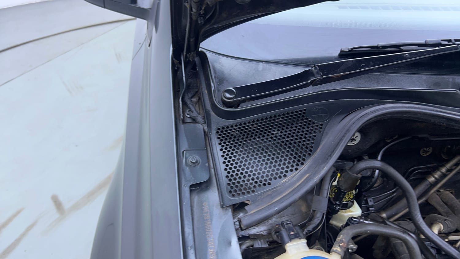 Used 2016 Volkswagen Vento Highline Petrol AT Petrol Automatic engine ENGINE RIGHT SIDE HINGE & APRON VIEW