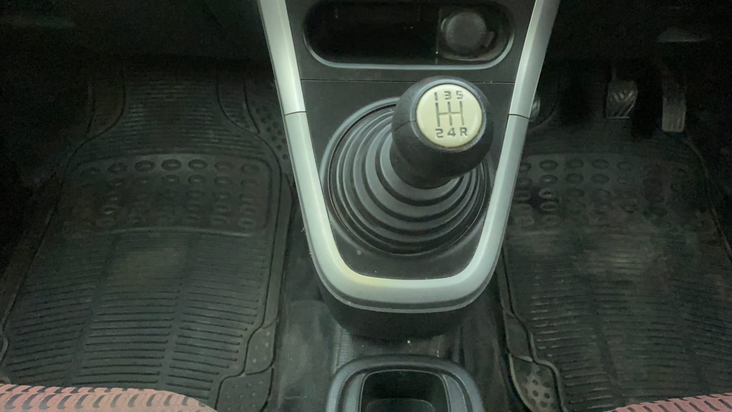 Used 2013 Maruti Suzuki Ritz Vxi BS-IV Petrol Manual interior GEAR  KNOB VIEW
