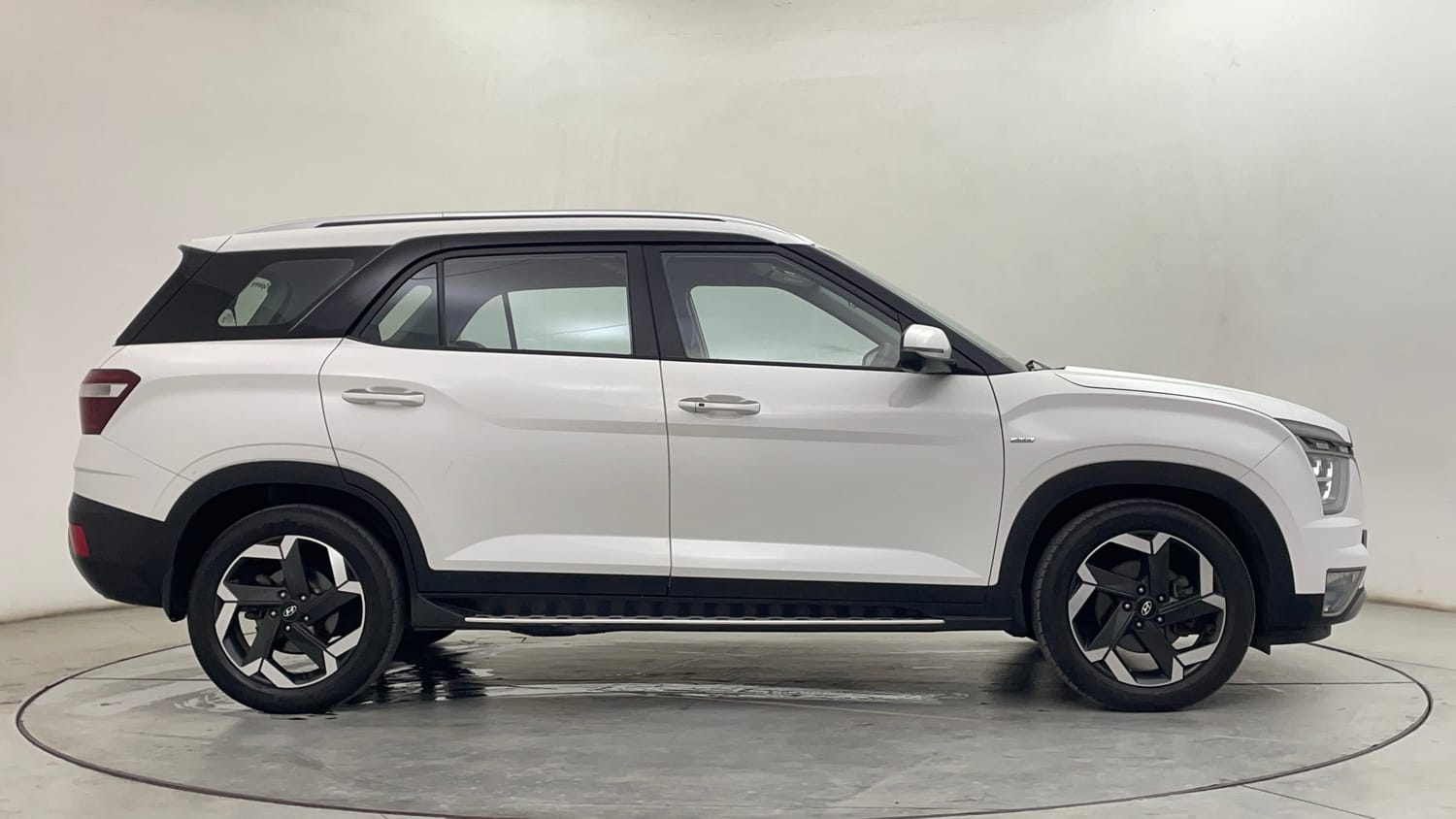 Used 2021 Hyundai Alcazar Platinum (O) 6 STR 2.0 Petrol AT Petrol Automatic exterior RIGHT SIDE VIEW