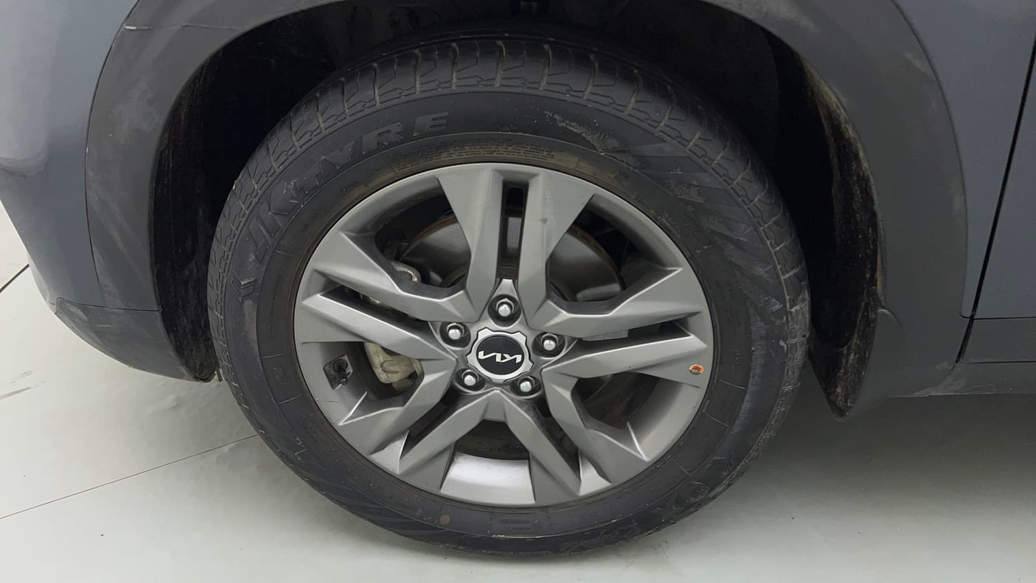Used 2021 kia Seltos HTX 1.5 IVT Petrol Automatic tyres LEFT FRONT TYRE RIM VIEW