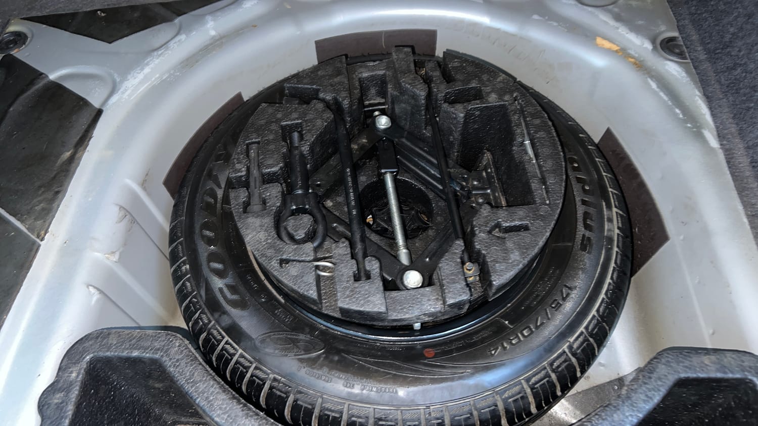 Used 2016 Volkswagen Vento Highline Petrol AT Petrol Automatic tyres SPARE TYRE VIEW