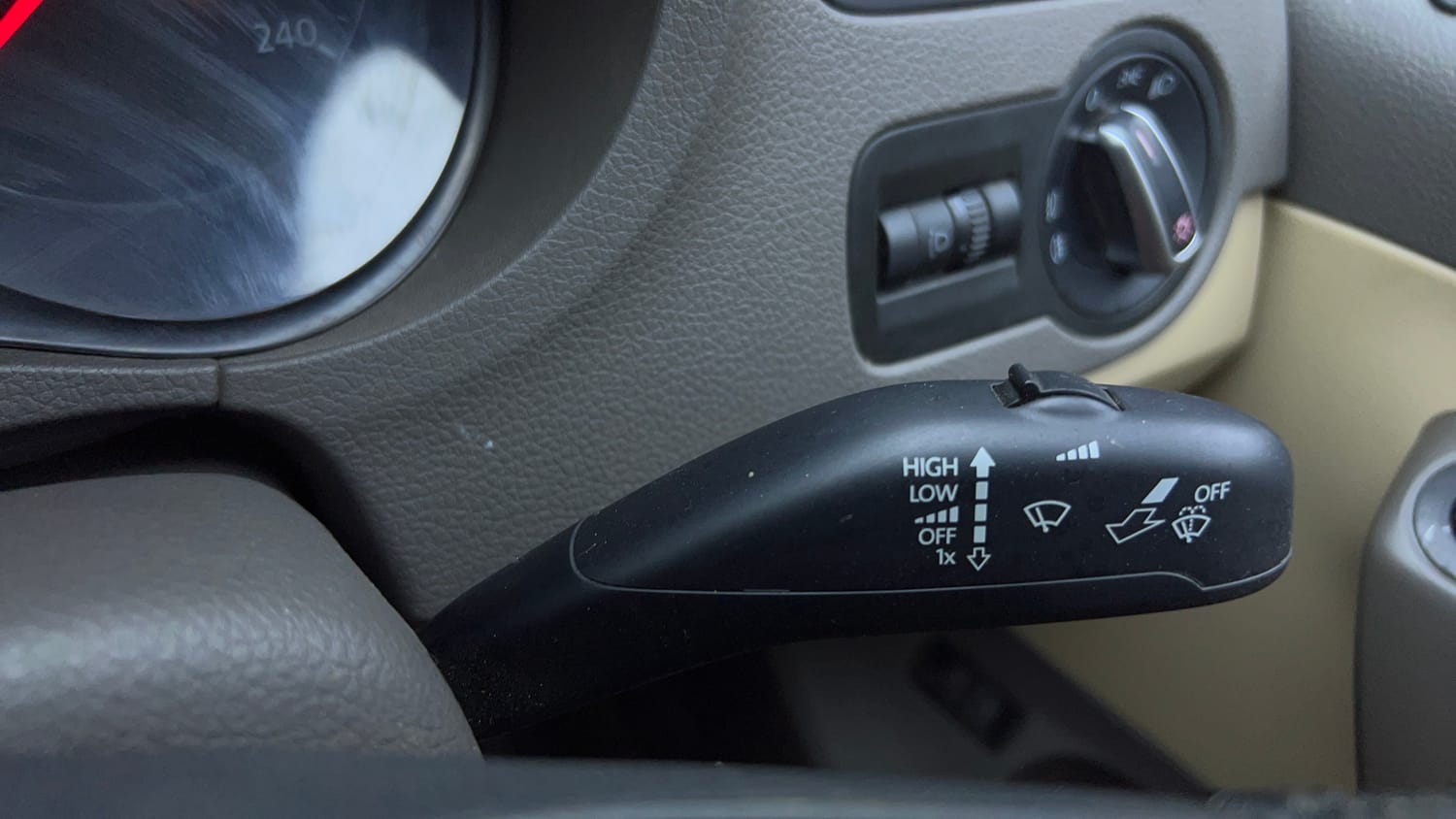 Used 2016 Volkswagen Vento Highline Petrol AT Petrol Automatic top_features Rain sensing wipers