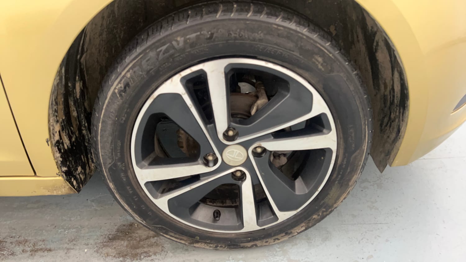 Used 2020 Tata Altroz XZ (O) Petrol Petrol Manual tyres RIGHT FRONT TYRE RIM VIEW