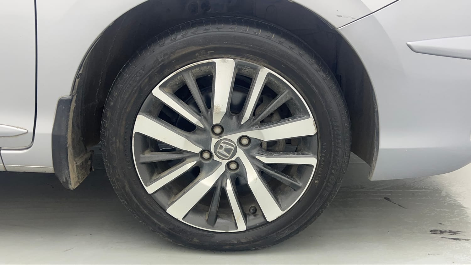 Used 2022 Honda City VX CVT Petrol Petrol Automatic tyres RIGHT FRONT TYRE RIM VIEW
