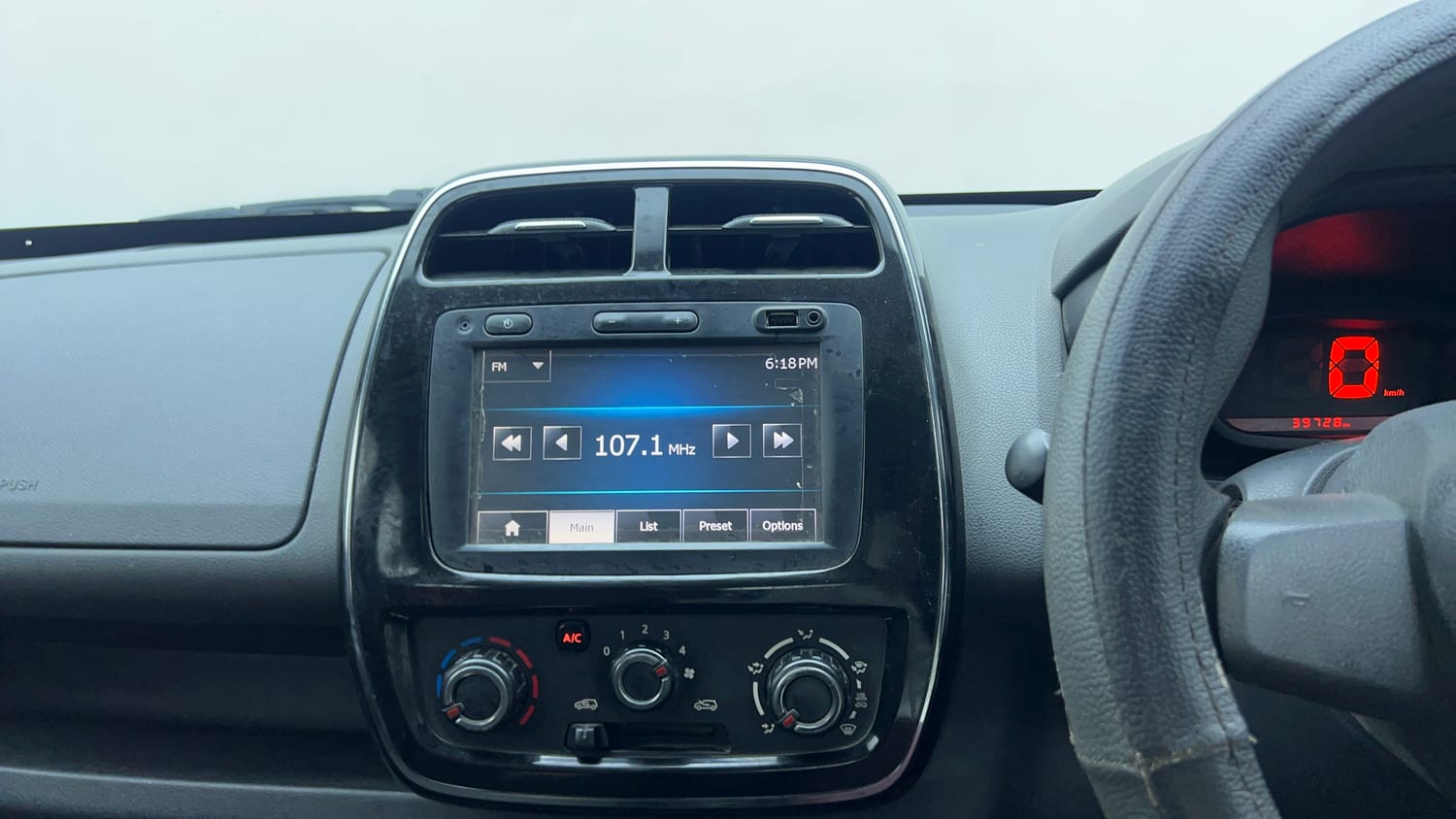 Used 2016 Renault Kwid RXT Petrol Manual top_features Touch screen infotainment system
