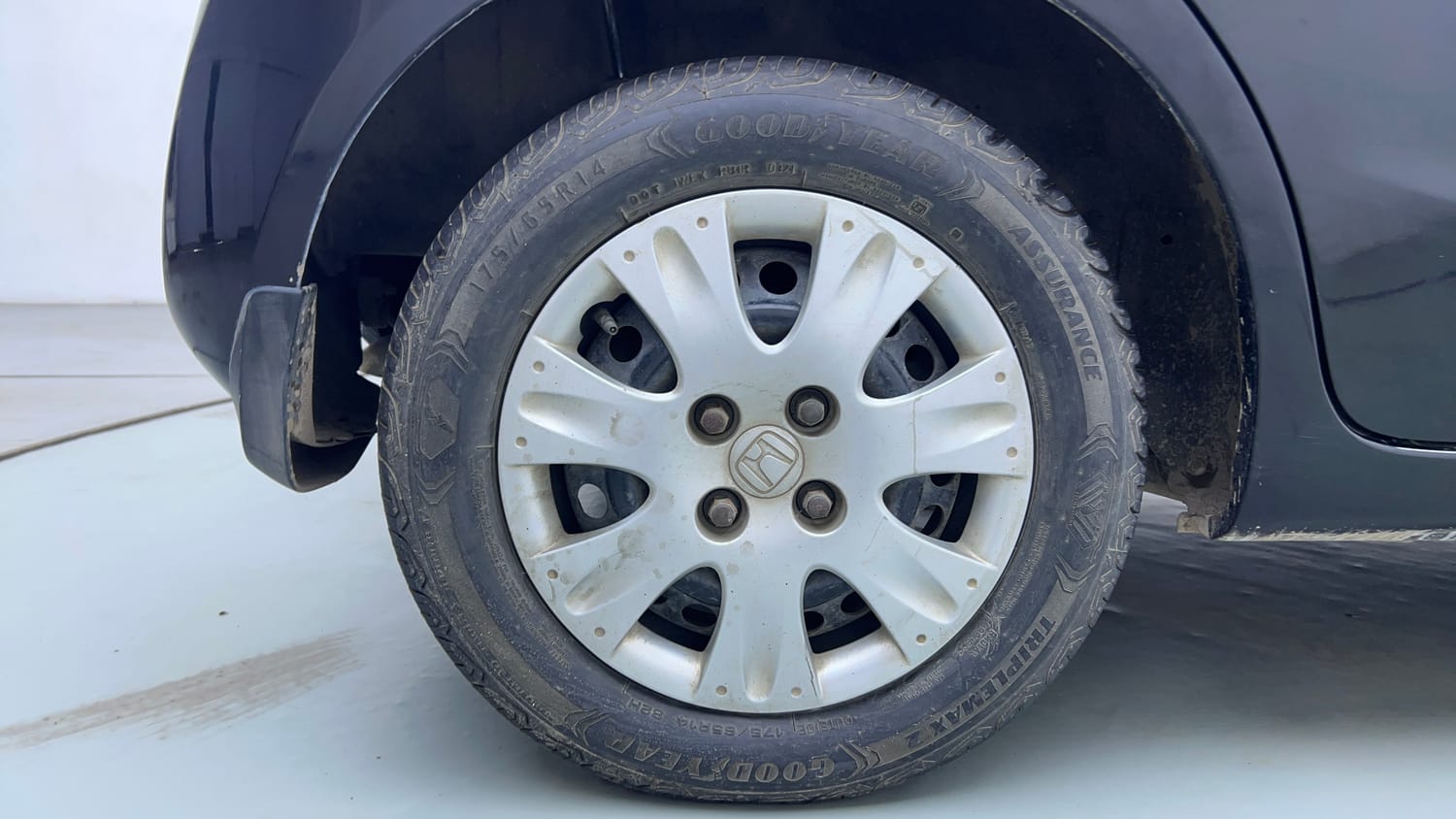 Used 2014 Honda Brio S MT Petrol Manual tyres RIGHT REAR TYRE RIM VIEW
