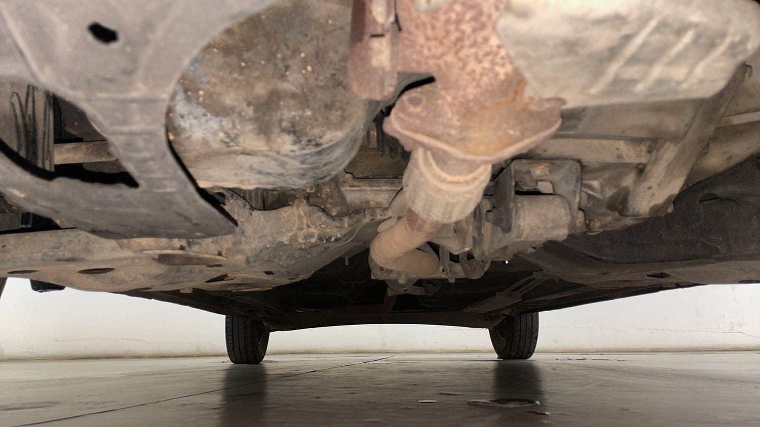 Used 2016 Hyundai i10 Sportz 1.1 iRDE2 Petrol Manual extra FRONT LEFT UNDERBODY VIEW