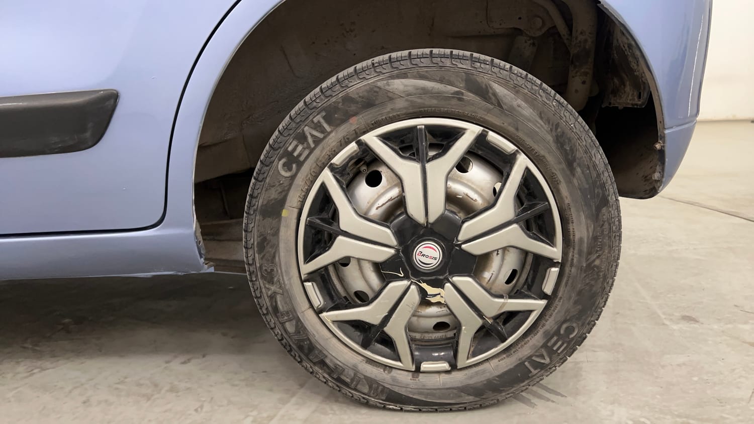Used 2014 Maruti Suzuki Wagon R LXI CNG Cng Manual tyres LEFT REAR TYRE RIM VIEW