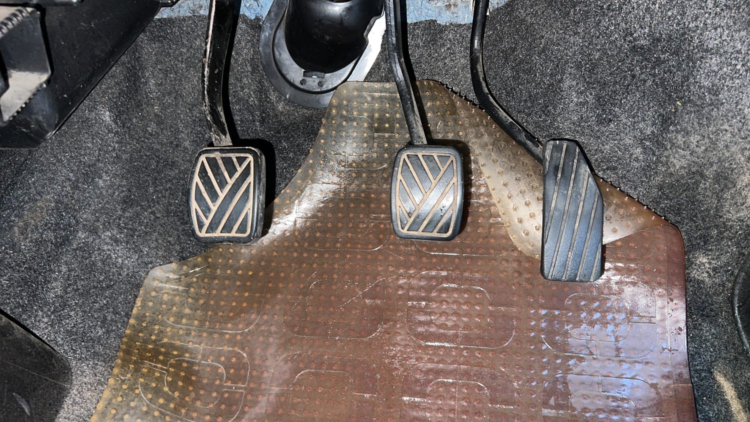 Used 2013 Maruti Suzuki Wagon R VXI Petrol Manual interior PEDALS VIEW