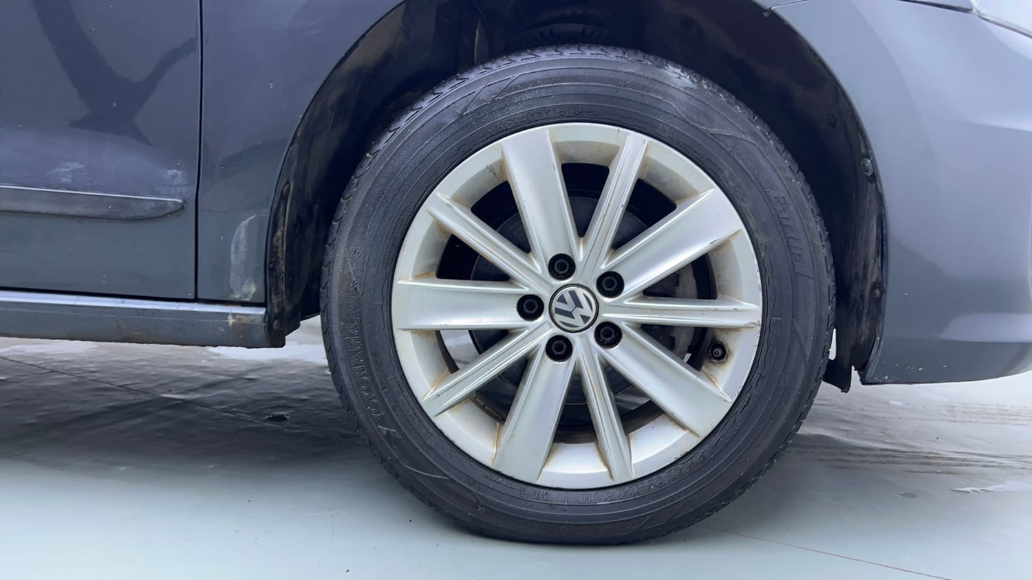 Used 2016 Volkswagen Vento Highline Petrol AT Petrol Automatic tyres RIGHT FRONT TYRE RIM VIEW