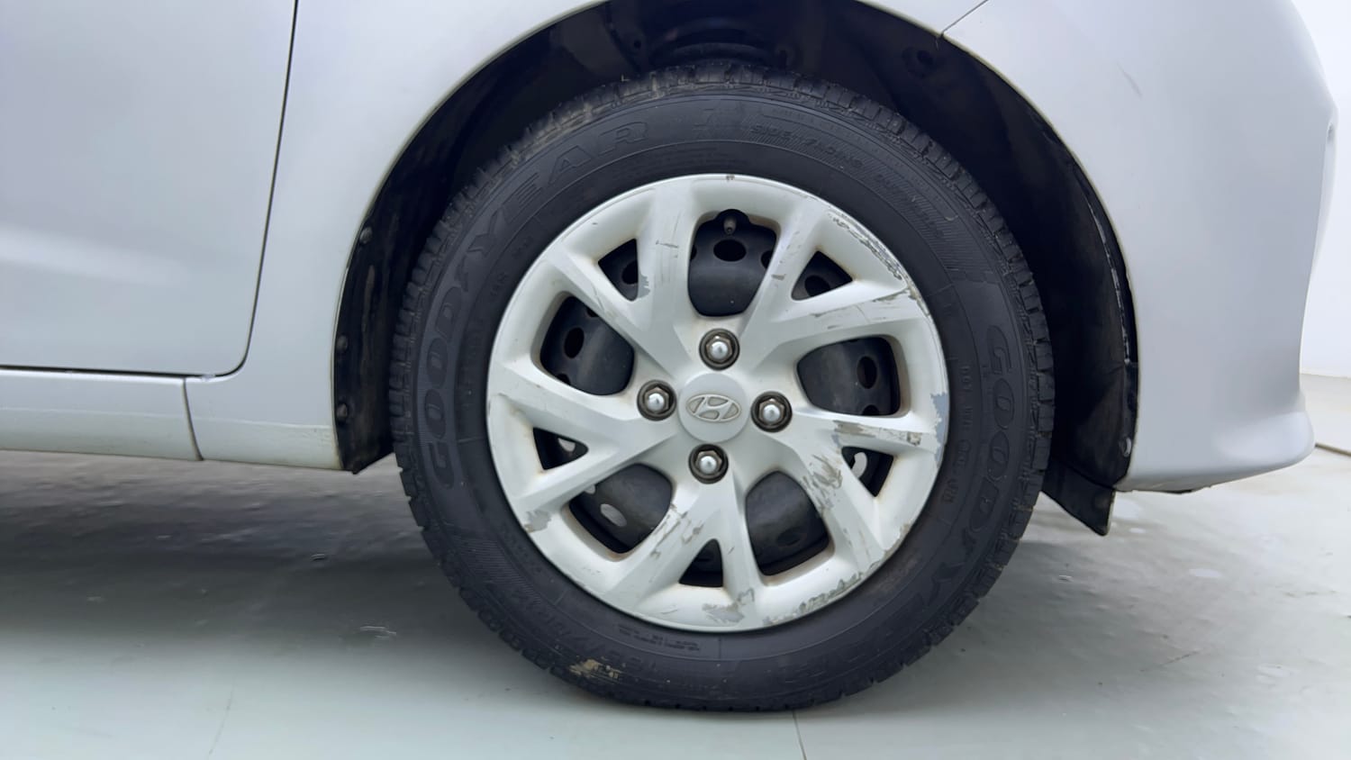 Used 2017 Hyundai Grand i10 Magna AT 1.2 Kappa VTVT Petrol Automatic tyres RIGHT FRONT TYRE RIM VIEW