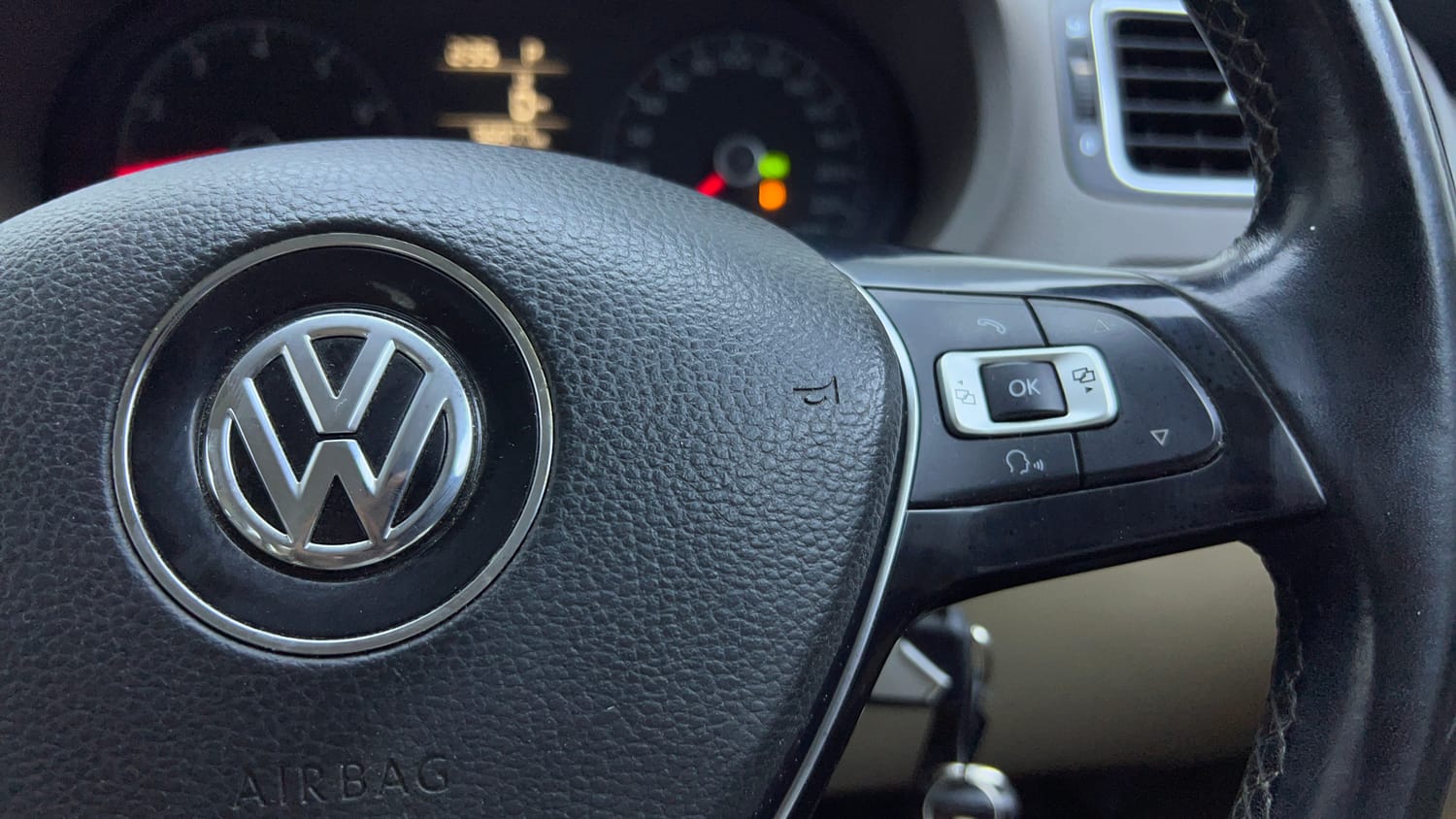 Used 2016 Volkswagen Vento Highline Petrol AT Petrol Automatic top_features Cruise control
